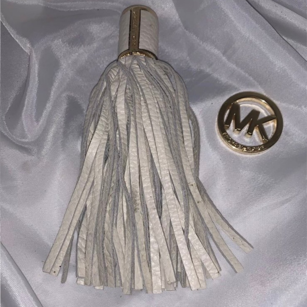 (1) New Michael Kors MK Logo Gold Charm Beige Leather Tassel Handbag Hang Tag